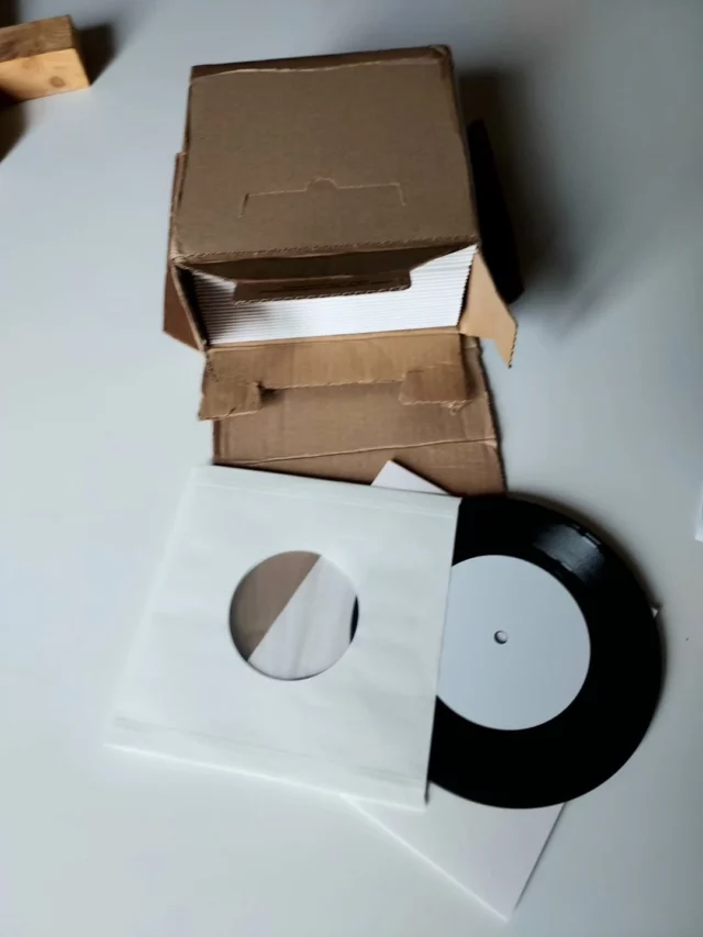 Quelque chose se prépare dans l'underground: singles reçus pour les 3e art box d'Electricall. La suite à l'automne avec @patricksinghartist et @1967.555 🤟
https://electricall.bandcamp.com